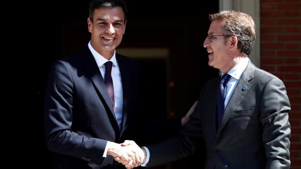 Pedro Sánchez recibe a Alberto Núñez Feijóo en la Moncloa. Pedro Sánchez recibe a Alberto Núñez Feijóo en la Moncloa.