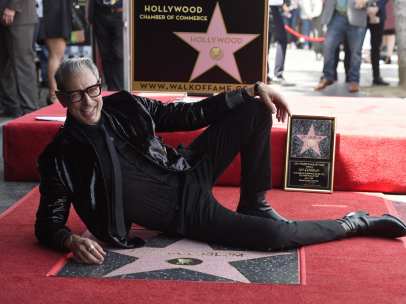 El actor Jeff Goldblum posa con su estrella en el Paseo de la Fama de Hollywood.