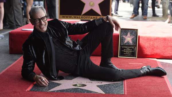 El actor Jeff Goldblum posa con su estrella en el Paseo de la Fama de Hollywood. El actor Jeff Goldblum posa con su estrella en el Paseo de la Fama de Hollywood.