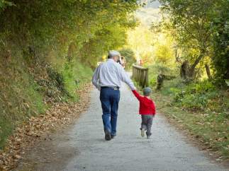 Abuelo y nieto pasean