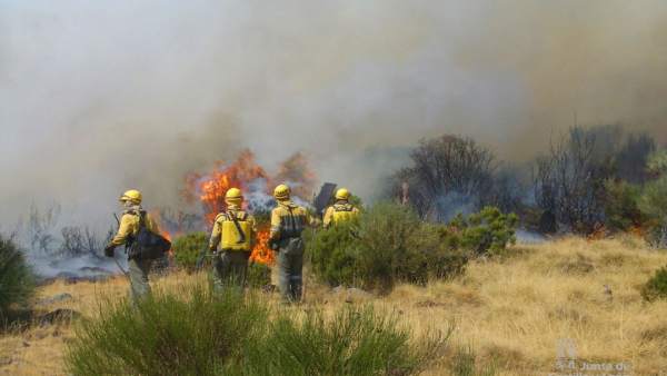 Valladolid.- Bomberos de la Junta sofocan un incendio (Archivo) Valladolid.- Bomberos de la Junta sofocan un incendio (Archivo)