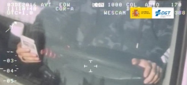 Conductor usa el móvil al volante