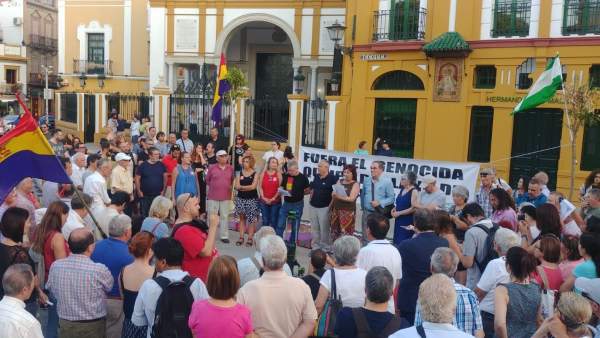 Movilización ante la Hermandad de la Macarena por la retirada de Quipo de Llano Movilización ante la Hermandad de la Macarena por la retirada de Quipo de Llano