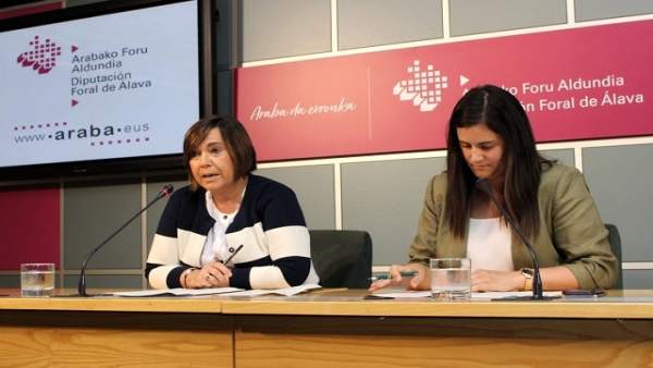 La diputada foral de Servicios Sociales, Marian Olabarrieta, a la izquierda La diputada foral de Servicios Sociales, Marian Olabarrieta, a la izquierda