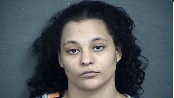 Azzie Watson, de 25 años, acusada de abuso infantil Azzie Watson, de 25 años, acusada de abuso infantil
