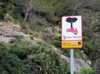Cartel alertando de peligro de incendio forestal