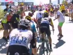 Un aficionado empuja a Chris Froome en Alpe d'Huez