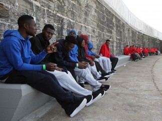 Llegan al puerto de Tarifa parte del centenar de inmigrantes de origen magrebí rescatados por Salvamento Marítimo este viernes.