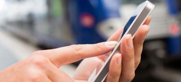 Persona usando un móvil