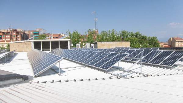 Placas solares en el tejado del Ayuntamiento Placas solares en el tejado del Ayuntamiento