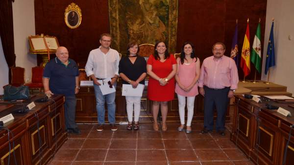 Carrillo (de rojo), junto a los beneficiaros de los convenios Carrillo (de rojo), junto a los beneficiaros de los convenios
