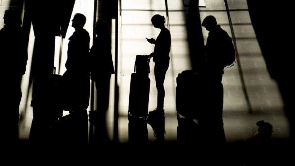 Pasajeros en un aeropuerto Pasajeros en un aeropuerto