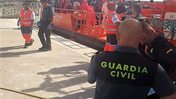 Desembarco de inmigrantes en puerto Desembarco de inmigrantes en puerto