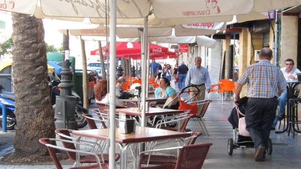 Bar Con Veladores En Una Calle Del Centro De Huelva. Bar Con Veladores En Una Calle Del Centro De Huelva.