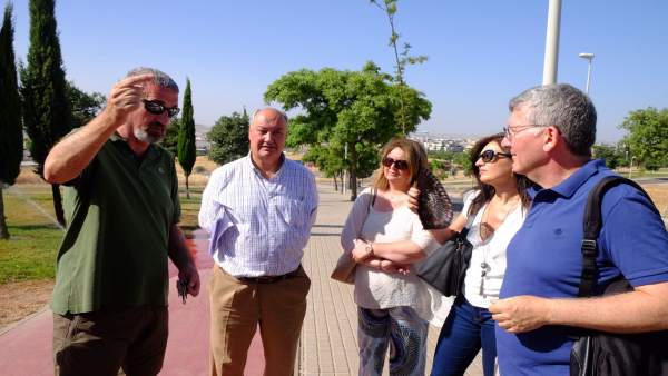 Visita a vecinos de la urbanización de Mirabueno de Córdoba Visita a vecinos de la urbanización de Mirabueno de Córdoba