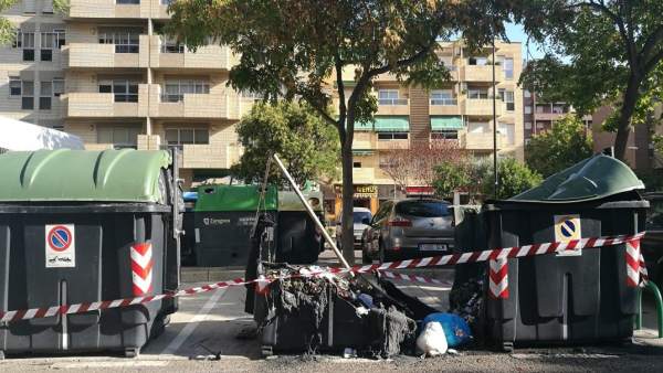 Contenedores incendiados en la ciudad de Zaragoza Contenedores incendiados en la ciudad de Zaragoza
