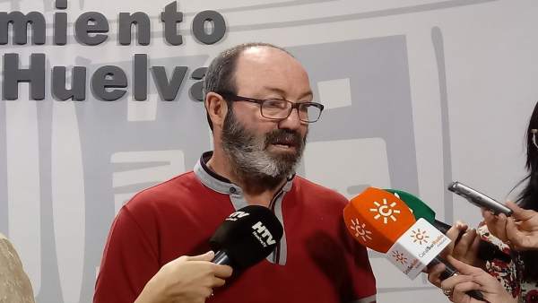 El presidente de IU,Pedro Jiménez, atiende a los medios El presidente de IU,Pedro Jiménez, atiende a los medios