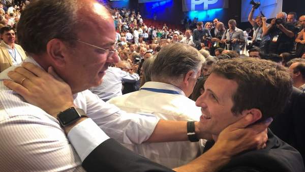 Monago y Casado se abrazan en el 19 Congreso Monago y Casado se abrazan en el 19 Congreso