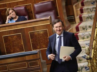 Cospedal y Rafael Hernando durante el pleno en el Congreso