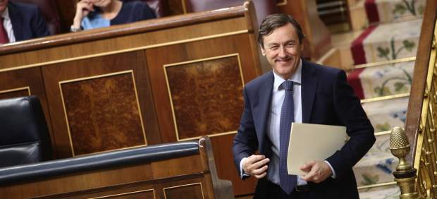 Cospedal y Rafael Hernando durante el pleno en el Congreso