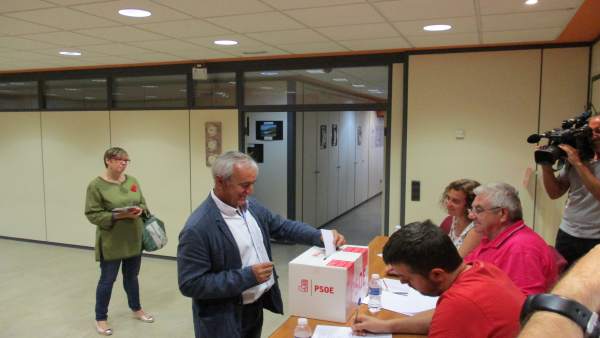 Samuel Morón, votando este domingo en la sede del PSOE-Teruel Samuel Morón, votando este domingo en la sede del PSOE-Teruel