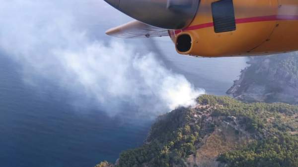 Los bomberos trabajan para extinguir el incendio en cala Estaellencs