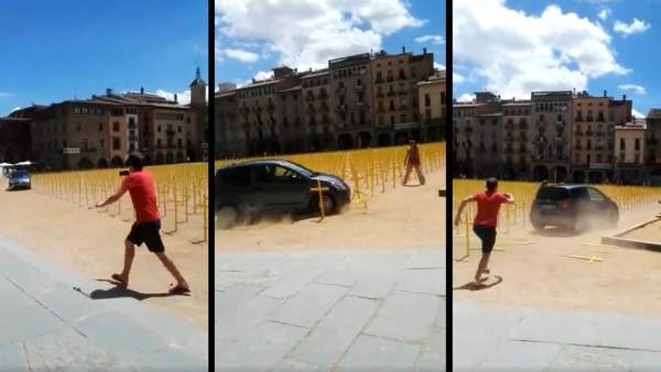 Vídeo del coche arrollando las cruces amarillas Vídeo del coche arrollando las cruces amarillas