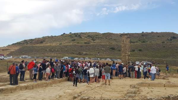 Unas mil personas han visitado este domingo el yacimiento de Los Bañales Unas mil personas han visitado este domingo el yacimiento de Los Bañales