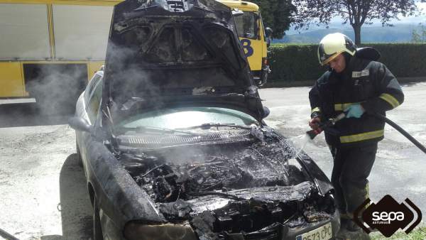 Incendio en un vehículo en Tineo. Incendio en un vehículo en Tineo.