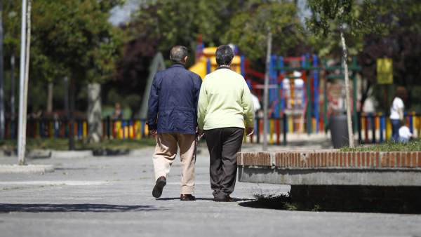 Dos personas paseando Dos personas paseando