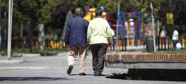 Dos personas paseando