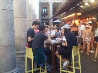 Terrazas en la zona de los porches del mercado de la Boqueria.