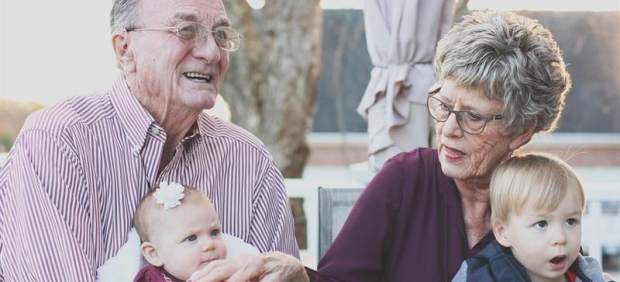 Imagen de archivo de unos abuelos con sus nietos. 