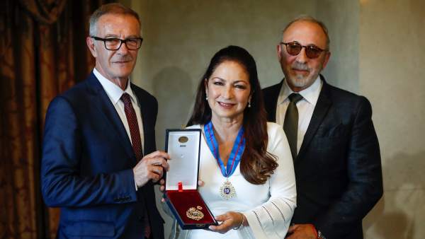 El ministro de Cultura José Guirao (i), la cantante, compositora y actriz, Gloria Estefan, y el músico y productor y marido de la cantante Emilio Estefan, durante la entrega de la Medalla de Oro de las Bellas Artes. El ministro de Cultura José Guirao (i), la cantante, compositora y actriz, Gloria Estefan, y el músico y productor y marido de la cantante Emilio Estefan, durante la entrega de la Medalla de Oro de las Bellas Artes.
