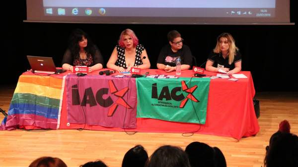 Presentación de la sección sindical de trabajadoras sexuales de la IAC con la coordinadora de la Federació d'Altres Activitats, Mireia Herrero, y los miembros Paula Ezkerra, Janet y Lucía. Presentación de la sección sindical de trabajadoras sexuales de la IAC con la coordinadora de la Federació d'Altres Activitats, Mireia Herrero, y los miembros Paula Ezkerra, Janet y Lucía.