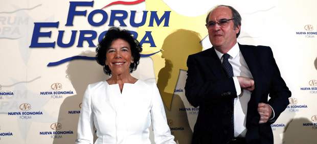 Celaá junto a Ángel Gabilondo, antecesor suyo en Educación, que la ha presentado en en desayuno informativo.