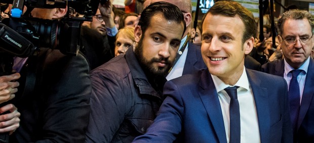 Fotografía de archivo que muestra al entonces candidato presidencial del partido 'En Marche', Emmanuel Macron, junto a su jefe de seguridad, Alexandre Benalla, durante una visita a la Feria internacional de Agricultura en París.