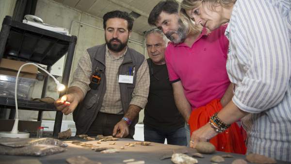 Hallado en la cueva de El Pendo un fragmento de bastón de mando de hace 16.000 años