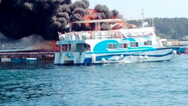Arde un catamarán de pasajeros en O Grove y varias personas resultan heridas Arde un catamarán de pasajeros en O Grove y varias personas resultan heridas