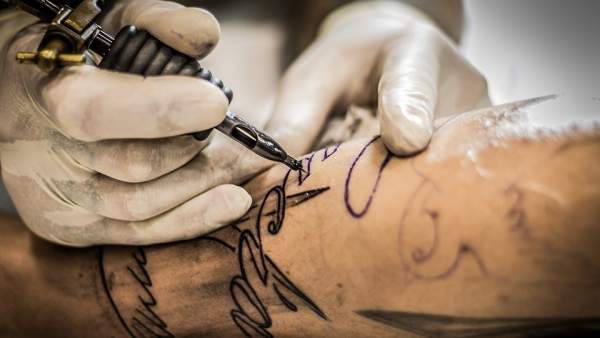 Razones para no hacerte un tatuaje en verano y cuidados básicos si lo haces. Razones para no hacerte un tatuaje en verano y cuidados básicos si lo haces.