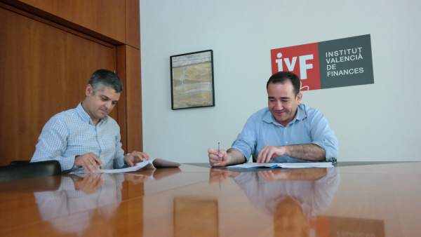 Illueca e Iranzo firman el acuerdo Illueca e Iranzo firman el acuerdo