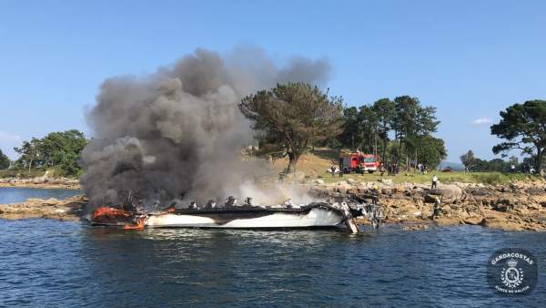 Incendio en un catamarán en Illa da Toxa, O Grove (Pontevedra) Incendio en un catamarán en Illa da Toxa, O Grove (Pontevedra)