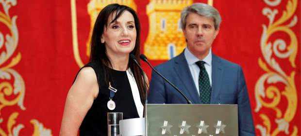 La cantante Luz Casal recoge la Medalla Internacional de las Artes de Madrid de manos del presidente de la Comunidad, Ángel Garrido.