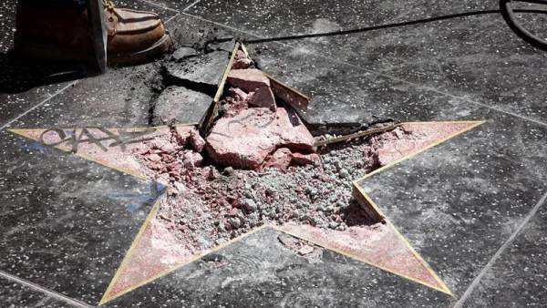 Destrozan la estrella de Trump en Hollywood Destrozan la estrella de Trump en Hollywood
