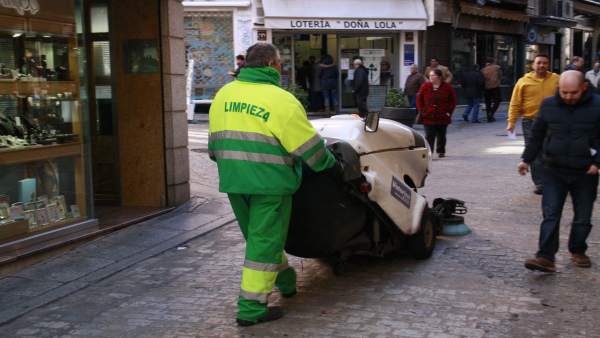 Hombre trabajando, Paro, Limpieza de toledo, Calle, Desempleo, Paro, Inem Hombre trabajando, Paro, Limpieza de toledo, Calle, Desempleo, Paro, Inem