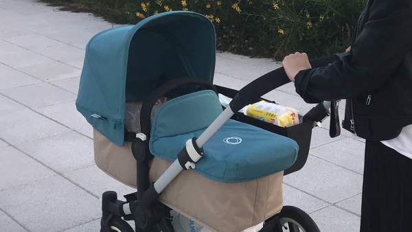 Una madre, con su hijo recién nacido Una madre, con su hijo recién nacido