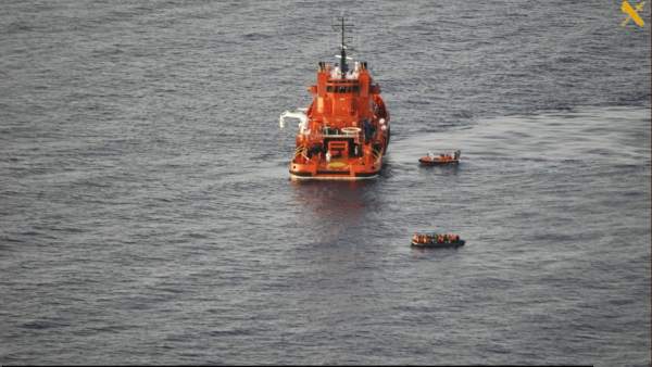 El SAR Mastelero rescata dos pateras divisadas por CUCO 502 DE Guardia Civil El SAR Mastelero rescata dos pateras divisadas por CUCO 502 DE Guardia Civil