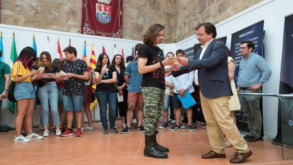 Vara entrega becas a jóvenes Vara entrega becas a jóvenes