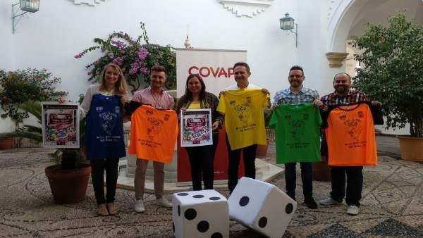 Carrillo (centro) presenta el 'Gran Juego de la Oca' Carrillo (centro) presenta el 'Gran Juego de la Oca'