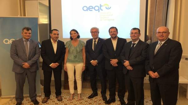 La ministra Reyes Maroto con representantes de la AEQT La ministra Reyes Maroto con representantes de la AEQT